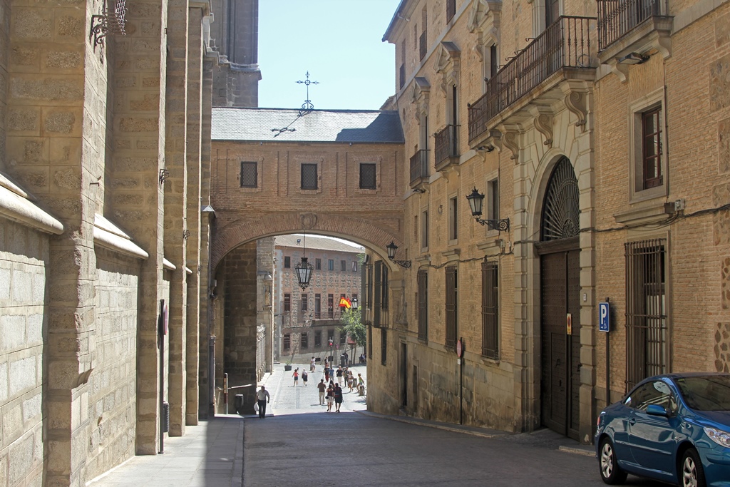 Passageway into Plaza del Ayuntamiento